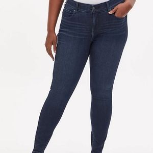 TORRID NWT 26R Lycra Bombshell Skinny Dark